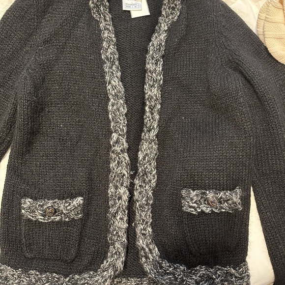 Chanel cardigan from 2011 Fall Collection by Karl Lagerfeld. - Picture 4 of 4